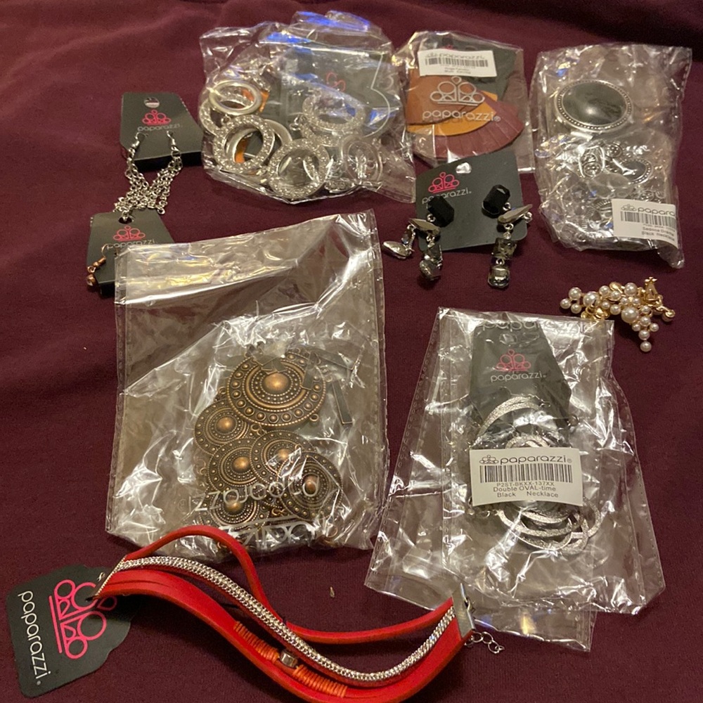 Beautiful Paparazzi Jewelry .  Items have not been worn.